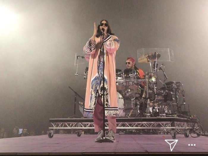 Jared Leto pakai baju rancangan desainer Indonesia. Foto: Instagram Jared Leto pakai baju rancangan desainer Indonesia. Foto: Instagram