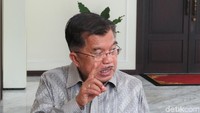 Wakil Presiden Jusuf Kalla (JK) menyatakan proses operasi tangkap tangan terhadap kepala daerah tidak bisa ditunda. Oh pasti, penegakan hukum pasti, karena itu saya bilang masalahnya itu OTT. Kalau OTT kan tidak bisa ditunda-tunda, ucap JK di kantor Wapres. (Foto: Noval Dhwinuari Antony/detikcom)