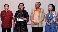 Menteri Keuangan RI Sri Mulyani Indrawati (kedua kiri) memberikan keterangan kepada wartawan didampingi oleh Gubernur Bank Indonesia Agus Martowardojo (kiri), Wakil Menteri Keuangan RI Mardiasmo (kedua kanan) dan Direktur Hubungan Kelembagaan & Transaksional Perbankan BNI Adi Sulistyowati (kanan) sebelum membuka Voyage to Indonesia Art Exhibition di Gedung Jusuf Anwar, Jakarta, Selasa (13/03).