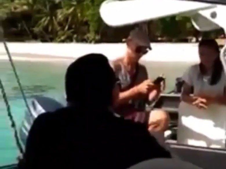 Viral Anggota DPRD Dilarang Bule ke Resort di Mentawai Viral Anggota DPRD Dilarang Bule ke Resort di Mentawai