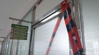 Tampak satu ruangan hakim di lantai II PN Tangerang yang disegel KPK, Di bagian depan, ada 4 nama hakim yaitu Maringan Sitompul, Wahyu Widya Nurfitri, Yuferry F Rangka, dan Handri Anik Effendi, namun belum jelas siapa yang ditangkap KPK (Foto: Ahmad Bil Wahid/detikcom)