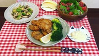 Biasanya Maro akan berpose di hadapan makanan. Tidak hanya mengenakan kostum tradisional Jepang saja, Maro juga sering mengenakan pakaian kasual seperti ketika Maro berpose di depan salad ini. Foto: Instagram @rinne172