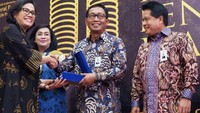 Menteri Keuangan Sri Mulyani memberikan penghargaan kepada Direktur Hubungan Kelembagaan Bank BRI Sis Apik Wijayanto disaksikan oleh Direktur Jenderal Pajak Robert Pakpahan saat penyerahan penghargaan wajib pajak, di Jakarta, Selasa (13/3). Foto: dok. Kemenkeu