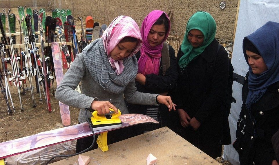 Wanita Afghanistan Main Ski untuk pertama kalinya