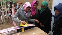 Saat pertama kali mengajar, kondisi di klub ski ini sangat menyedihkan. Para wanita ini tidak punya papan ski, apalagi sepatu boots. Pakaian latihan pun seadanya. (Henriette Bjorge/Bamyan Ski Club)