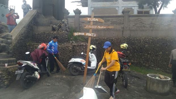 Masyarakat juga turut serta membersihkan Pura Poten