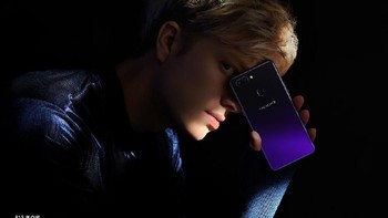 Tapi jika melihat jeroannya, R15 dan R15 Dream Mirror punya perbedaan.   Foto: Oppo