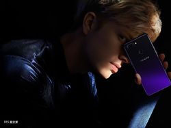 Penampakan Keren Oppo R15 Saat Digenggam