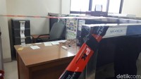 Ruangan di mana meja kerja itu berada tetap bisa digunakan untuk beraktivitas tetapi khusus meja kerja itu saat ini dalam kewenangan KPK (Foto: Ahmad Bil Wahid/detikcom)