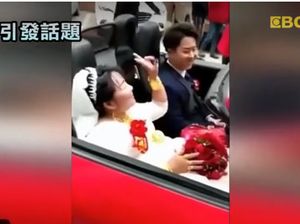 Wanita Ini Nikahi Berondongnya dengan Mahar Ferrari