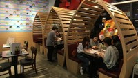 Ini salah satu spot untuk bersantap di KouKou Cafe. Terlihat menggemaskan dengan ruangan bersekat kayu. Foto: Asia One