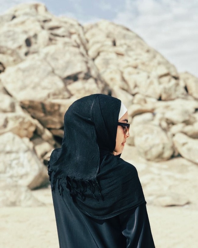 Saat melaksanakan ibadah umroh, Tika Bravani tampil mengenakan hijab dan abaya hitam seperti peserta umroh yang lainnya. Mengunggah foto ini di Instagram, caption Tika menunjukkan niatnya untuk berhijab yang mulai tumbuh di Tanah Suci. Apakah saya sudah siap? tulisnya. Foto: Instagram