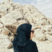 Saat melaksanakan ibadah umroh, Tika Bravani tampil mengenakan hijab dan abaya hitam seperti peserta umroh yang lainnya. Mengunggah foto ini di Instagram, caption Tika menunjukkan niatnya untuk berhijab yang mulai tumbuh di Tanah Suci. Apakah saya sudah siap? tulisnya. Foto: Instagram