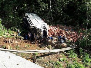Truk Pembawa Mi Instan yang Terjun ke Jurang Belum Bisa Dievakuasi