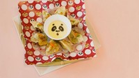 Dumpling Kung Fu Panda ini bikin nggak tega dimakan ya. Lihat saja sausnya! Ada karakter Panda yang lucu juga. Foto: Asia One