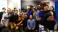 Usai memberi pidato, para mahasisa berebut minta foto bersama dengan Susi. Satu persatu maupun secara berkelompok, Susi terlihat melayani permintaan foto bersama dengan telaten.