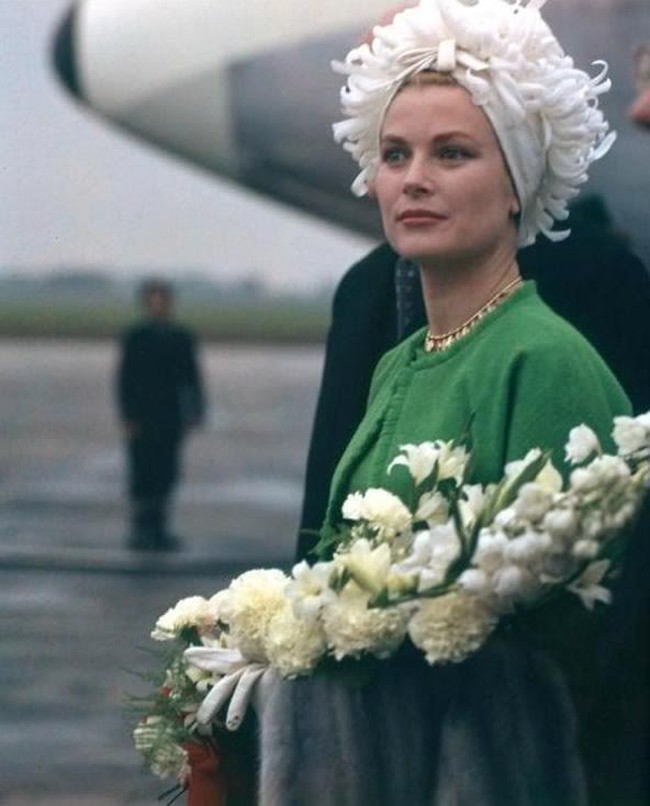 Aktris yang juga Puteri Monako Grace Kelly pun menyukai karya Givenchy. Ia pernah memakai gaun serba hijau rancangan Givenchy saat bertemu Presiden AS John F. Kennedy 1961 silam. (Foto: ist.)