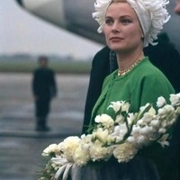 Aktris yang juga Puteri Monako Grace Kelly pun menyukai karya Givenchy. Ia pernah memakai gaun serba hijau rancangan Givenchy saat bertemu Presiden AS John F. Kennedy 1961 silam. (Foto: ist.)