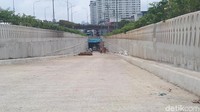 Saat dikunjungi pada pukul 12.00 WIB, tak banyak pekerjaan yang berlangsung di lokasi.
