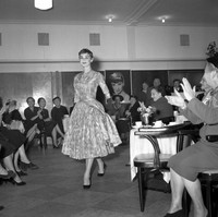 Aktris Audrey Hepburn adalah muse sejati Givenchy.  Begini aksi Audrey menjadi model di fashion show Givenchy yang digelar pada 1955 silam. (Foto: AFP Photo)