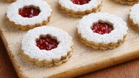 Jam pennies jadi salah satu biskuit favorit Ratu Elizabeth saat ngeteh sore. Diisi dengan selai raspberry berbentuk bulat, biskuit ini merupakan camilan favorit Ratu sejak kecil. Foto: iStock