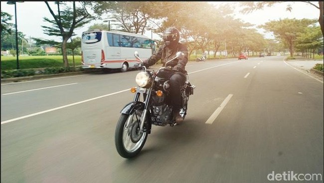 Nostalgia dengan Motor Inggris yang Laki Banget