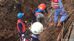 Foto: Gali Tanah, Petugas PGN Perbaiki Pipa Gas Bocor di Depan BNN