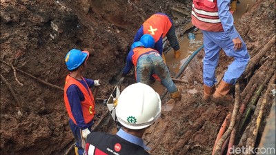Foto: Gali Tanah, Petugas PGN Perbaiki Pipa Gas Bocor di Depan BNN