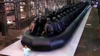 Seniman kontroversial China yang sekaligus aktivis politik, Ai Weiwei, memamerkan karya raksasa yang menggambarkan pencari suaka (manusia perahu) di Sydney. Ai Weiwei memang aktivis yang peduli dengan para imigran di seluruh dunia yang harus meninggalkan negaranya (utamanya) karena kekerasan dan perang.  (Foto: Dok. REUTERS/David Gray)