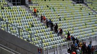 Turis bisa duduk di bangku penonton dan bebas berfoto-foto di sana (Stadion Energa Gdansk)
