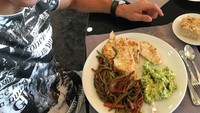 Waktunya makan, tulis Ronaldo dalam akun Instagram pribadinya. Ia terlihat sedang menikmati tumis sayuran dengan paduan daging ayam panggang dan alpukat yang dihaluskan. Sehat banget deh pokoknya! Foto: Instagram Cristiano
