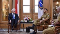 Kepada Anies, Lord Powell bercerita tentang pengalamannya pertama kali ke Indonesia bersama PM Inggris Margareth Tatcher pada 1985. Saat itu, sepatunya terendam air karena saat itu hujan lebat. Begini ekspresi Lord Powell dan Anies saat mengobrol seru.