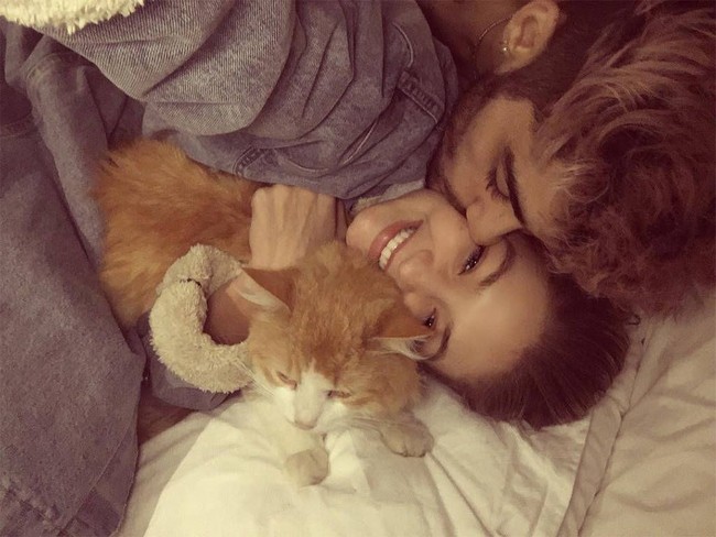 Momen mesra di Instagram saat Zayn Malik memberikan kecupan di pipi Gigi Hadid.  Foto: dok. Instagram