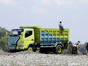 Tanah Nyaris Hilang, Warga Pekalongan Tutup Paksa Galian C