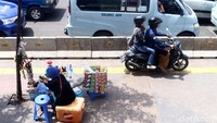 Selain mengganggu kenyamanan, aksi PKL dan pemotor itu juga membuat semrawut kawasan Tanah Abang.