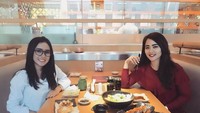 Ditemani presenter Vega Darwanti, Cita dan Vega memesan menu sushi ditemani secangkir teh ocha hangat sebagai menu makan siang mereka. Foto: Instagram @cita_citata