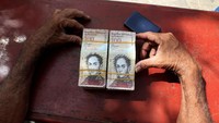 Sejak Agustus lalu, bolivar telah kehilangan 87 persen nilainya jika dibandingkan dengan euro. REUTERS/Jaime Saldarriaga.