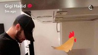 Bukan cuma sekali, Zayn juga pernah membuatkan ayam goreng untuk pacar supermodelnya ini. Mengenakan topi, kaos dan celana serba hitam, Zayn nampak serius memasak. Foto: Cosmopolitan