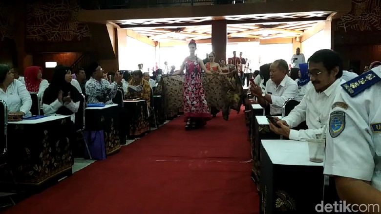 Lenggak-lenggok Model Ini Segarkan Suasana Musrenbang di Blitar Lenggak-lenggok Model Ini Segarkan Suasana Musrenbang di Blitar