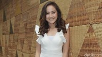 Salshabilla tampak cantik saat mengenakan dress dan sepatu berwarna putih. Pool/Ismail/detikFoto.