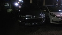 Mobil Toyota All New Innova bernopol L 88 EC milik Ery Cahyadi ditembak saat diparkir di depan rumah di Perumahan Puri Kencana Karah, Kecamatan Jambangan, Surabaya, sekitar pukul 13.00 WIB, Rabu (14/3/2018).(Foto: Deni Prastyo Utomo/detikcom)