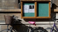 Penampakan pengumuman meninggalnya Hawking yang ditempel di salah satu sudut kampus (Foto: REUTERS/Chris Radburn)