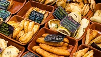 Kini, lebih dari 200 kios berada di pasar ini. Menjual semua jenis makanan segar, dari ikan, daging, makanan laut, buah, sayuran segar, susu, rempah-rempah, permen, roti dan camilan hangat, hingga bunga. Foto: Jennifer Booher