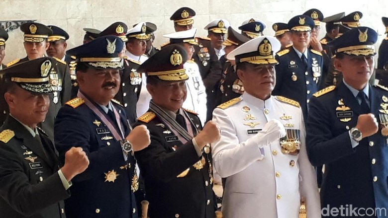 Kapolri dan Panglima TNI Dianugerahi Kartika Eka Paksi Utama Kapolri dan Panglima TNI Dianugerahi Kartika Eka Paksi Utama