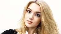 Alisa Manyonok atau Alice Manenok lahir di Rusia tahun 1995. Ia menjadi atlet voli, yang aktif ikut kontes kecantikan dan tak jarang menang (lis_manyonok/Instagram)