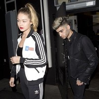 Gigi Hadid tampil stylish dengan setelan training nan sporty dari Adidas. Adapun Zayn mengandalkan jaket biker yang edgy. (Foto: Instagram)