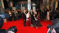 Lucy adalah anggota Royal Astronomical Society atas jasanya memperkenalkan ilmu pengetahuan ke anak-anak. Lucy kerap kali menemani Stephen Hawking di beberapa kesempatan (Foto: Reuters)
