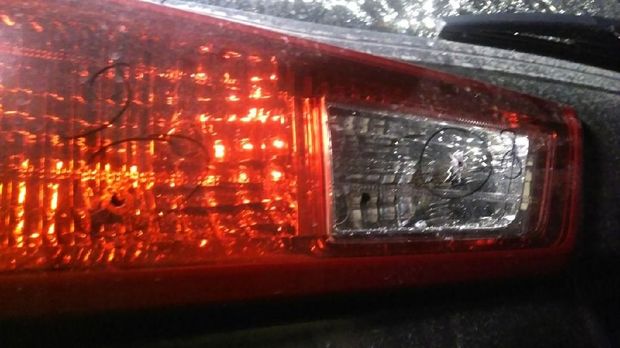 Peluru yang menembus lampu sein