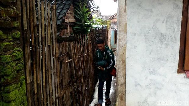 Ini jalan setapak selebar 60 cm/