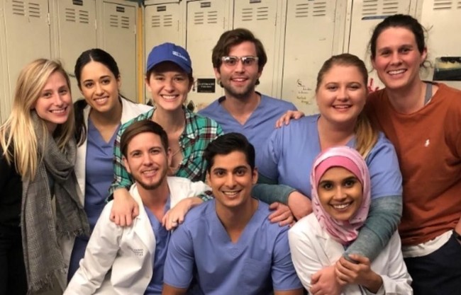 Berfoto bersama rekan dokter intern yang lain, terlihat jelas bahwa serial ini ingin memperlihatkan kesatuan dalam keberagaman. Mereka tampil dalam fisik yang berbeda, tapi tampak akrab satu sama lain. Foto: Ist.